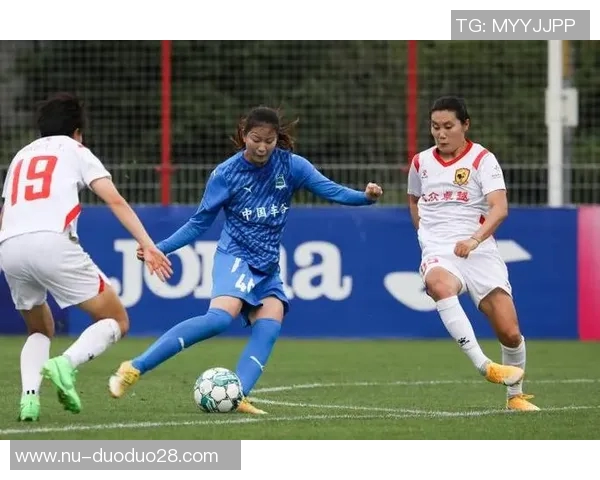 《她是绿茵场上的耀眼明星 超帅年轻女足球员挑战自我突破极限》 《她是绿茵场上的耀眼明星 超帅年轻女足球员挑战自我突破极限》