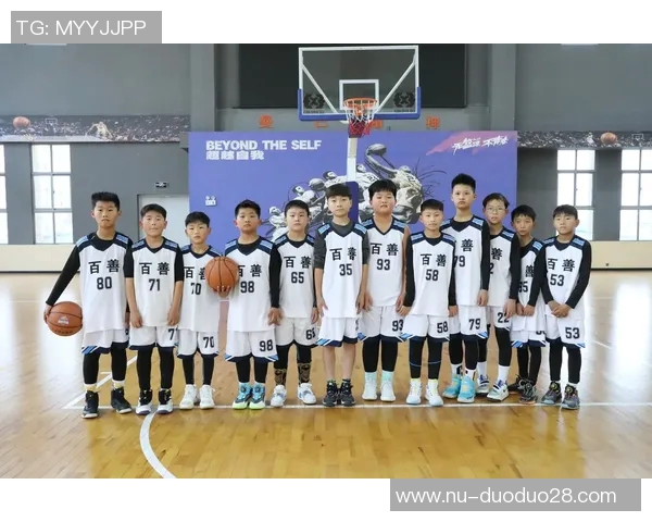 篮球与足球巨星同框合影 展现跨界友情与运动精神 篮球与足球巨星同框合影 展现跨界友情与运动精神