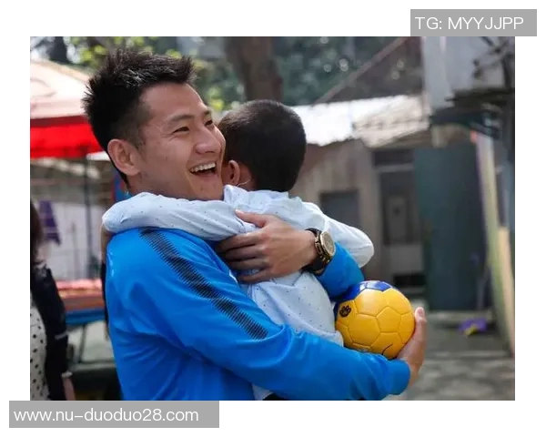 善良足球星以温暖行动感动世界传递爱与希望的力量